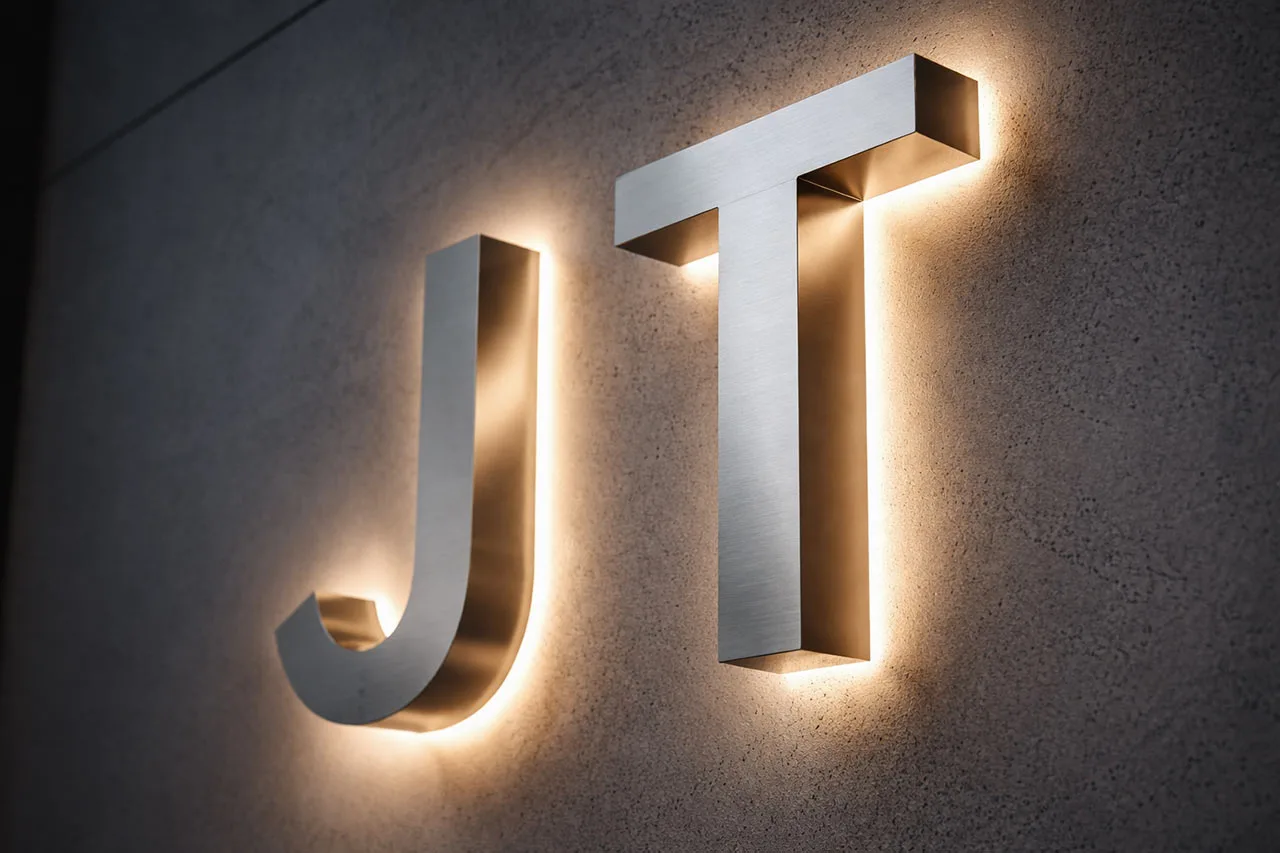 Lettres rétro éclairées pour enseigne : quand la lumière redessine les mots Lettres rétro éclairées pour enseigne : quand la lumière redessine les mots